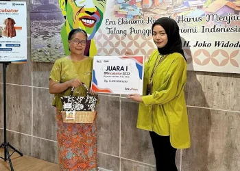 Penyerahan hadiah bagi UMKM terpilih di BRIncubator 2023. Foto: Rumah BUMN Kota Malang by BRI