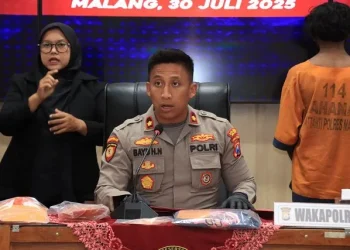Wakapolres Malang, Kompol Bayu Halim Nugroho saat memberikan keterangan pada media. Foto: Polres Malang