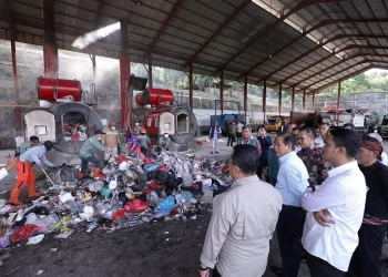 Menteri LHK Hanif Faisol saat meninjau tata kelola sampah di TPA Tlekung. Foto: Prokopim KWB