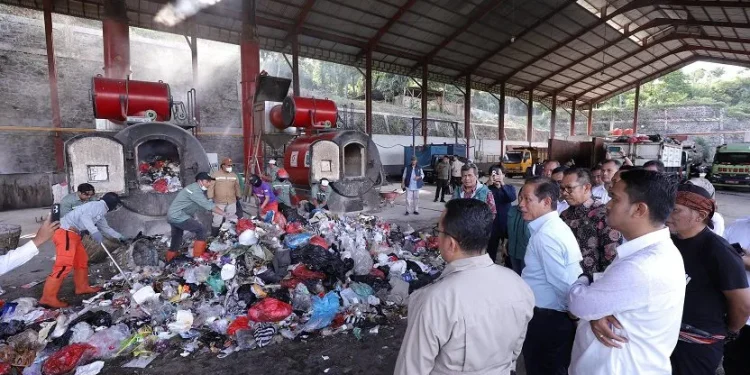 Menteri LHK Hanif Faisol saat meninjau tata kelola sampah di TPA Tlekung. Foto: Prokopim KWB