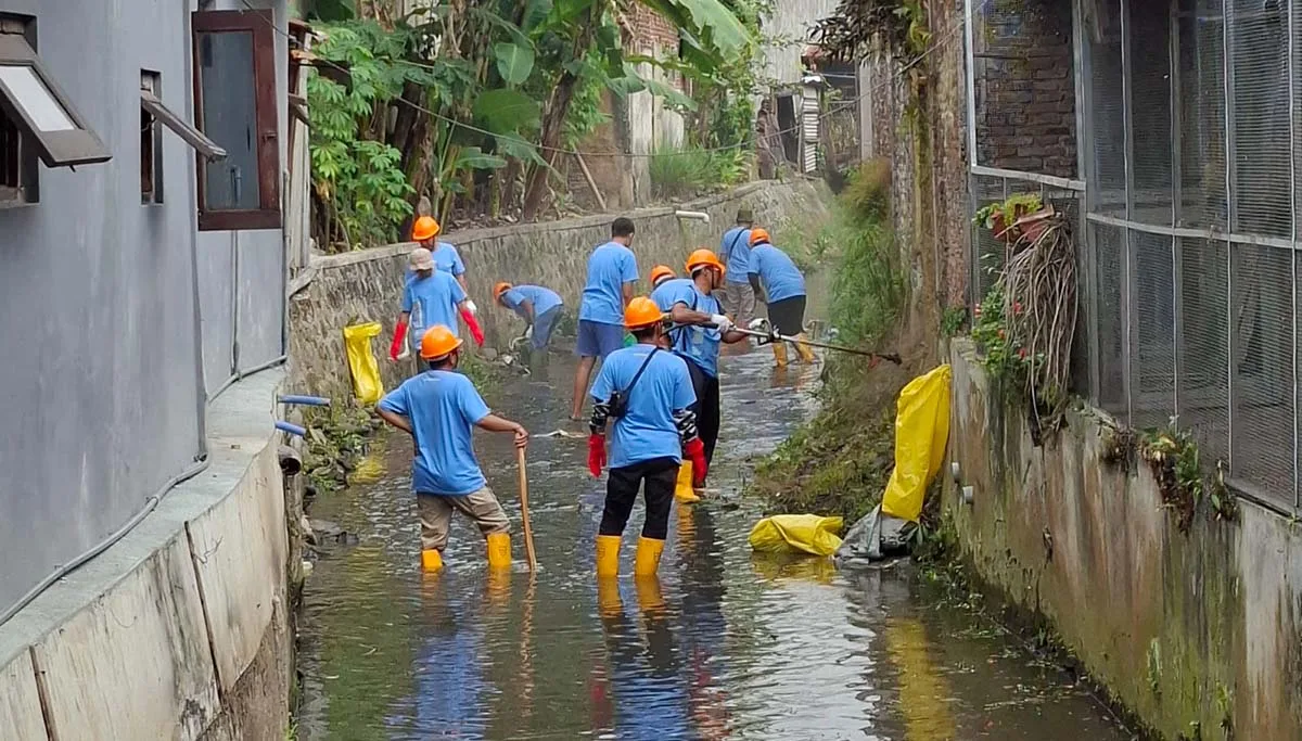 Bersih-bersih sampah di Sungai Purwantoro, Blimbing, Kota Malang
