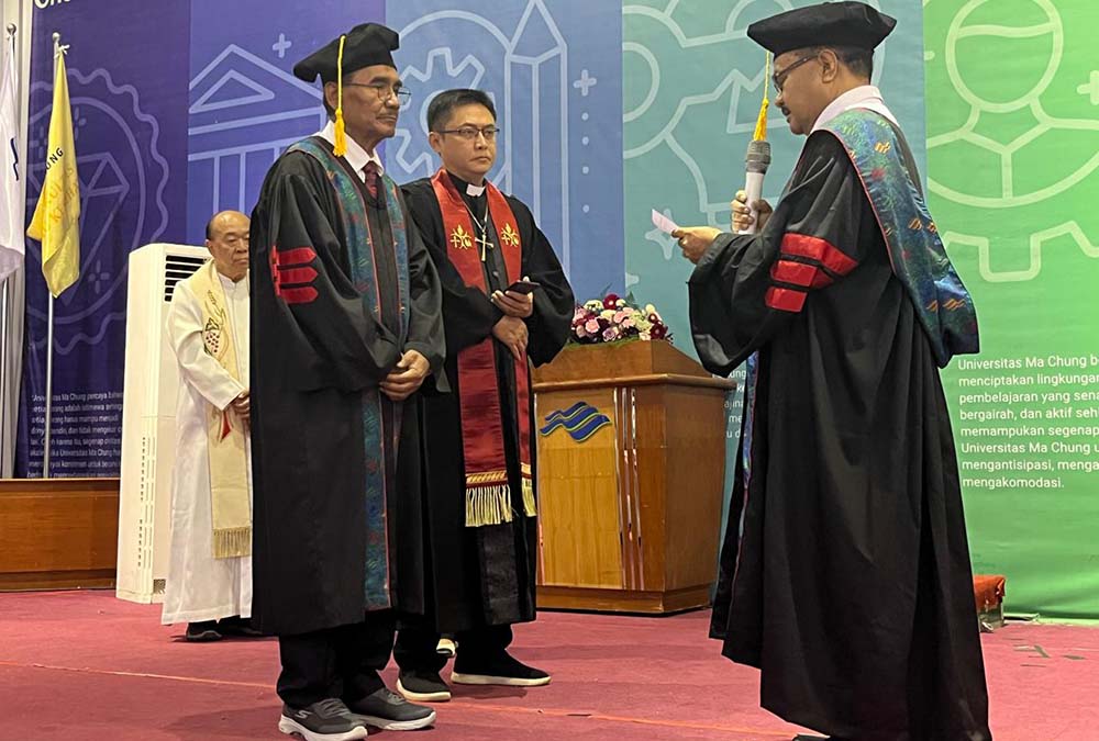 Prosesi pengukuhan Guru Besar