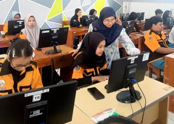 Siswa SMKN 2 Singosari diberi pengetahuan web programing mahasiswa ITN Malang