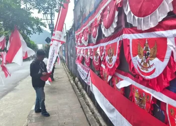 Pedagang bendera di Kota Batu