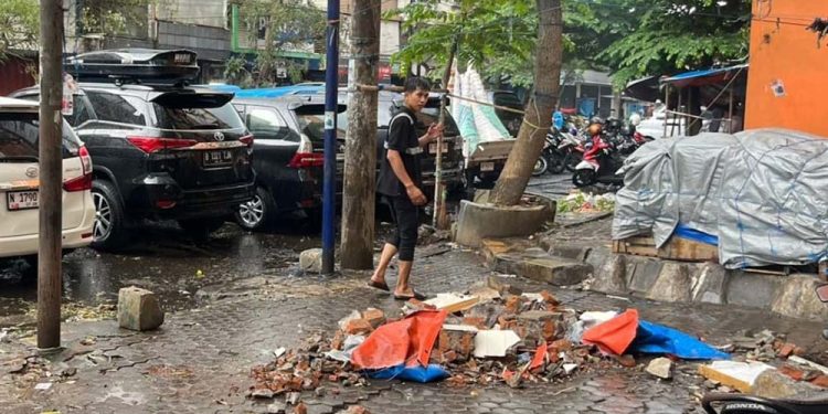 Tembok Pasar Besar Kota Malang runtuh