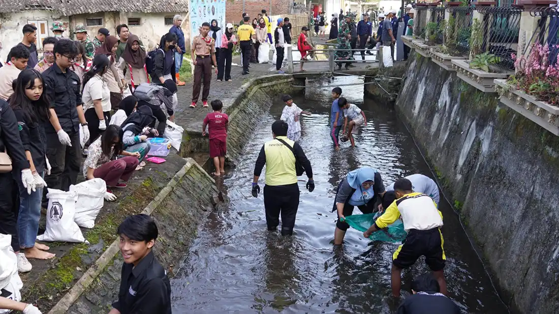 Bersama warga bersihkan sungai