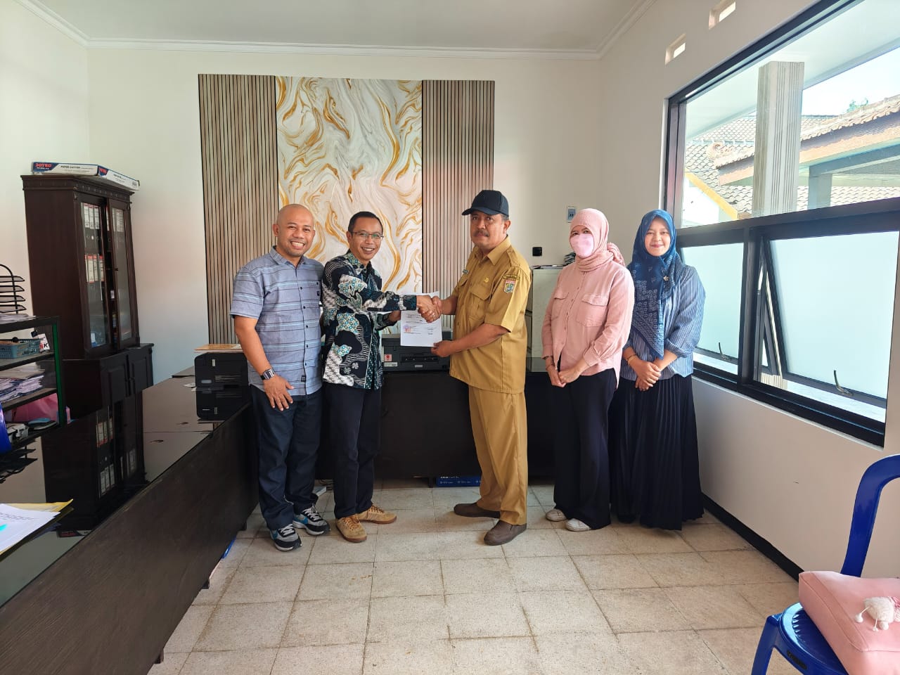 Tim Dosen FH Unikama menjalin kerja sama dengan Pemerintah Desa Wadung, dalam pengembangan Kopi Katu sebagai komoditas lokal./Foto: Dok.Tim Dosen FH Unikama
