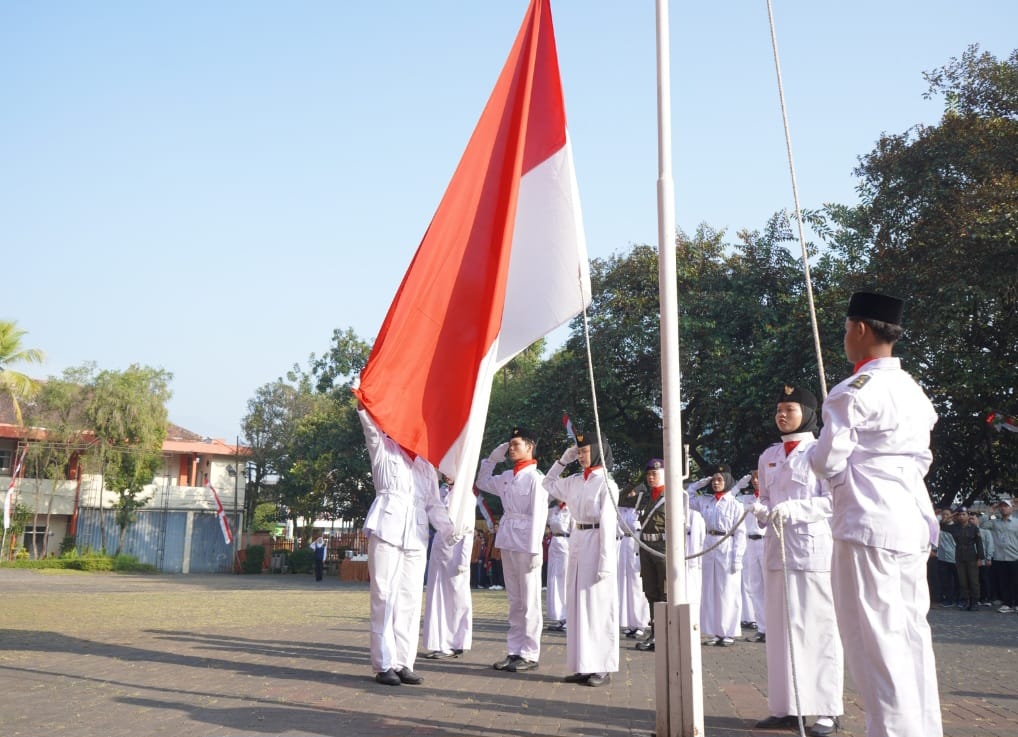 Prosesi pengibaran bendera pusaka Merah Putih dalam upacara peringatan HUT ke-80 RI di Unikama./Foto: Dok.Unikama