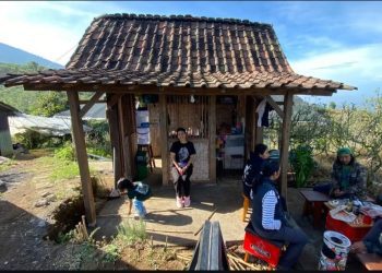 Rekomendasi kuliner hidden gem Kota Batu dengan suasana yang unik dan aneka menu lezat yang siap memanjakan lidah. /Foto: Tangkapan layar Instagram @warung.angling.dharma