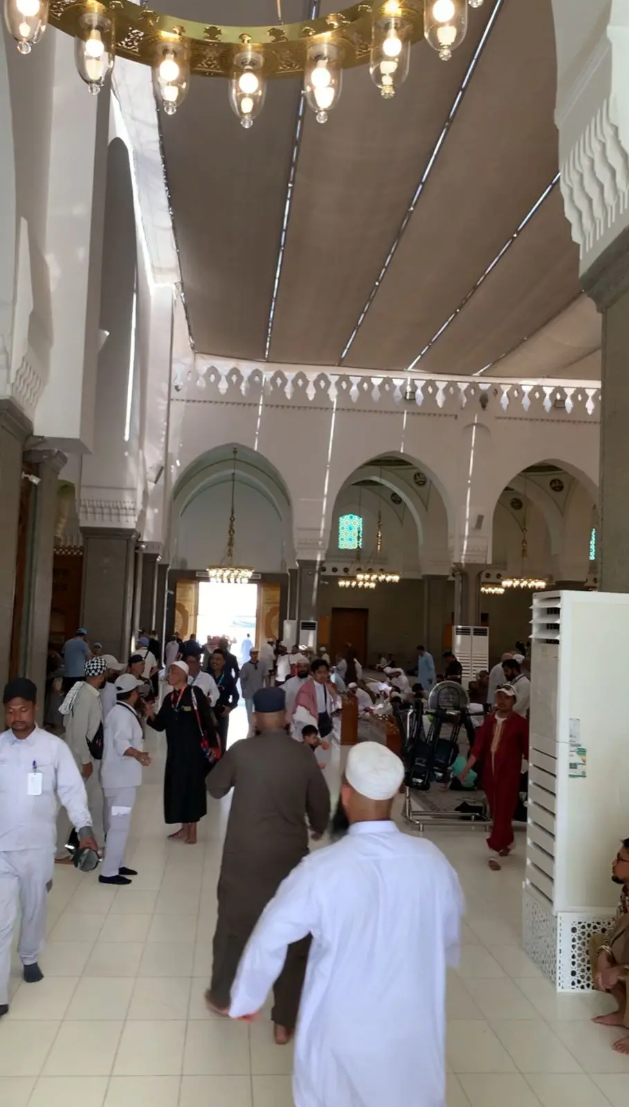 Suasan bahagia terasa pada rombongan Chatour Travel saat melakukan city tour di Kota Madinah, Kamis (21/8/2025). Foto/Irham Thoriq