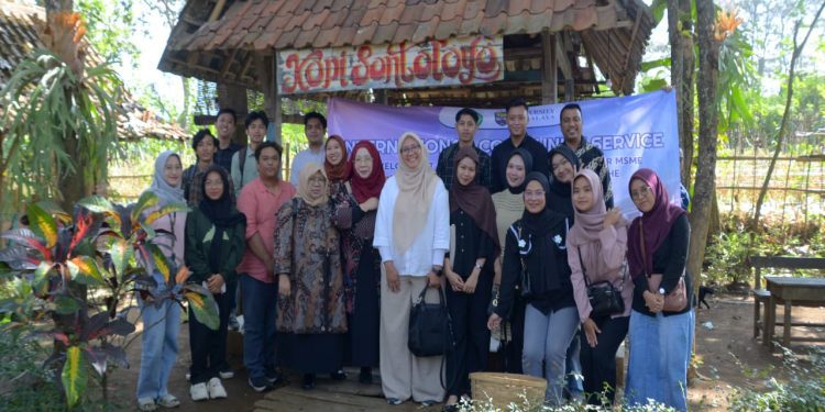 Kegiatan International Community Service antara FEB Unisma dengan Universiti Malaya Malaysia. Foto/dok
