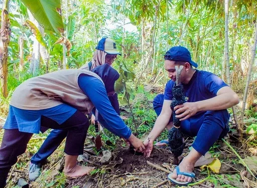 KKN Kelas Karyawan Unikama wujudkan KKN Berdampak dengan melaksanakan kegiatan penghijauan di Desa Ngadirejo, Kabupaten Malang. /Foto: Dok. Unikama