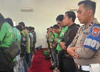 Polresta Malang Kota dan driver ojol gelar sholat gaib untuk Affan Kurniawan. (Foto/M Sholeh)