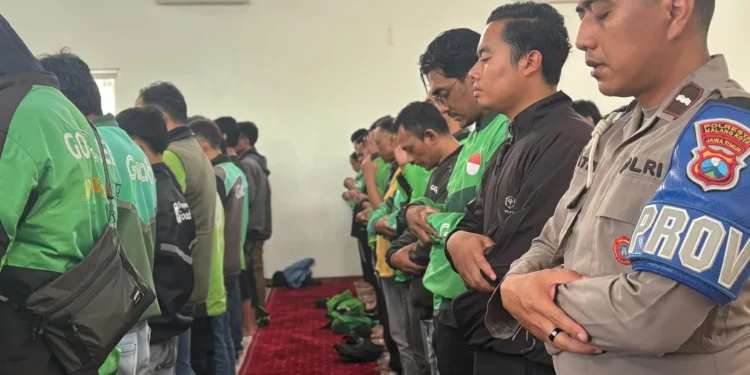 Polresta Malang Kota dan driver ojol gelar sholat gaib untuk Affan Kurniawan. (Foto/M Sholeh)