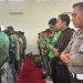 Polresta Malang Kota dan driver ojol gelar sholat gaib untuk Affan Kurniawan. (Foto/M Sholeh)