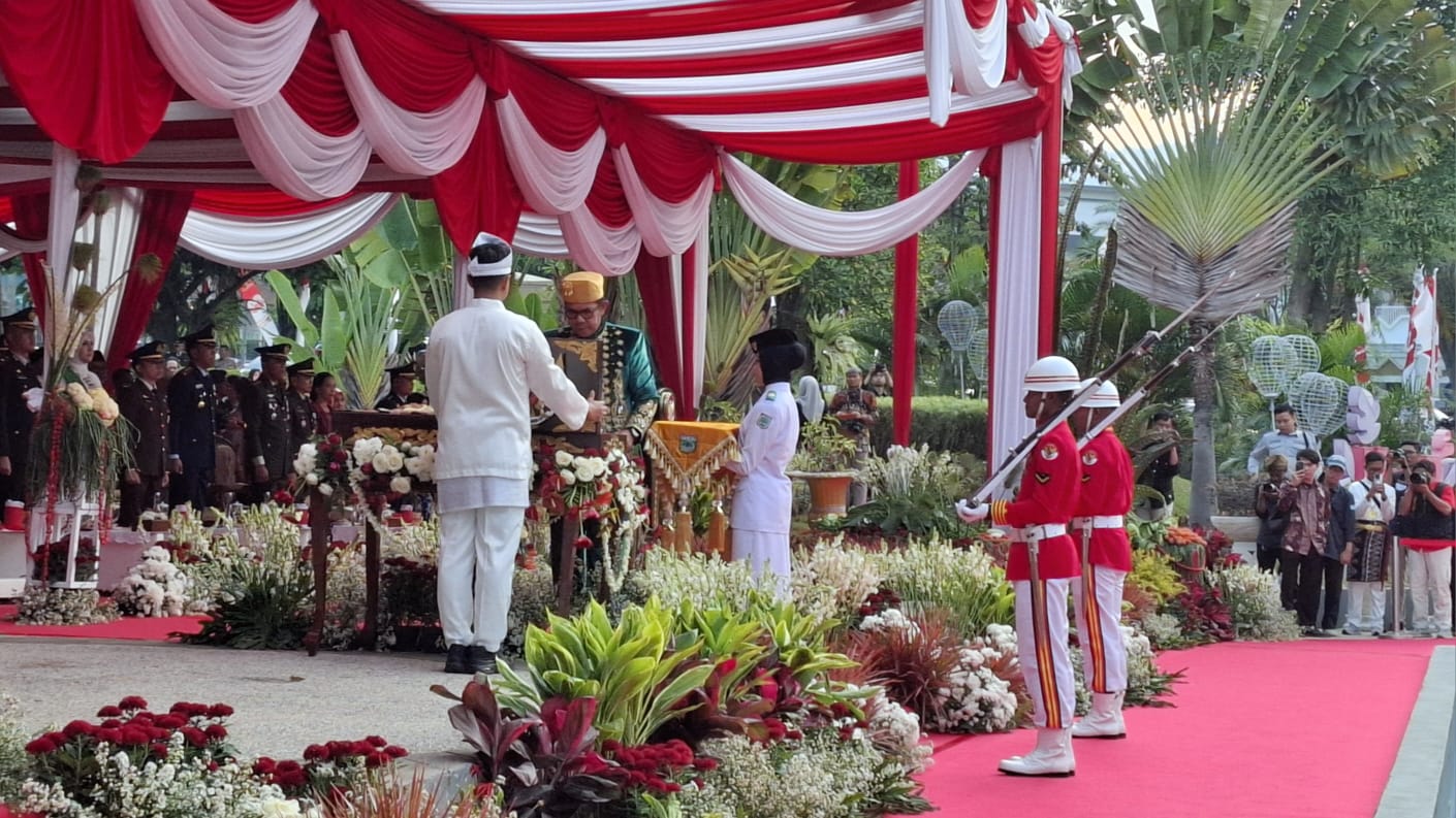 Wali Kota Batu Nurochman saat mengembalikan sang saka Merah Putih ke kotaknya. Foto: Azmy