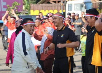 Kapolres Batu AKBP Andi Yudha Pranata saat olahraga bersama. Foto: Dok.