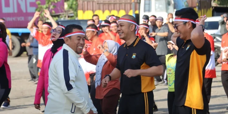 Kapolres Batu AKBP Andi Yudha Pranata saat olahraga bersama. Foto: Dok.