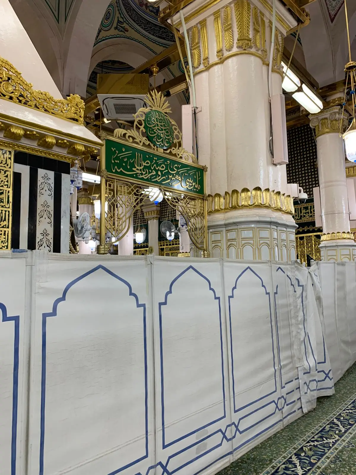 Posisi raudhah di foto dari luar atau dari babus salam tempat mengucapkan salam pada Nabi Muhammad SAW. Foto: irham thoriq