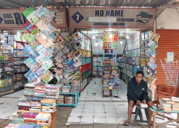 Sepi pembeli tak membuat pedagang Pasar Buku Bekas Velodrome Malang menyerah. Buku pelajaran, novel, hingga koleksi antik tetap tersaji demi literasi. Foto/Yuliana elvita sari
