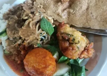 Rekomendasi Pecel Blitar di Malang yang wajib dicoba, lengkap dengan alamat dan informasi singkat. /Foto: Google Review Warung Nasi Pecel Pak Mul/Indra Wijaya
