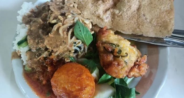 Rekomendasi Pecel Blitar di Malang yang wajib dicoba, lengkap dengan alamat dan informasi singkat. /Foto: Google Review Warung Nasi Pecel Pak Mul/Indra Wijaya