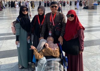 Walid El Umar Sabiladin bersama keluarga yakni istri Nur Azizah dan anak-anaknya. Foto: Irham Thoriq