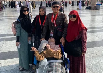 Walid El Umar Sabiladin bersama keluarga yakni istri Nur Azizah dan anak-anaknya. Foto: Irham Thoriq