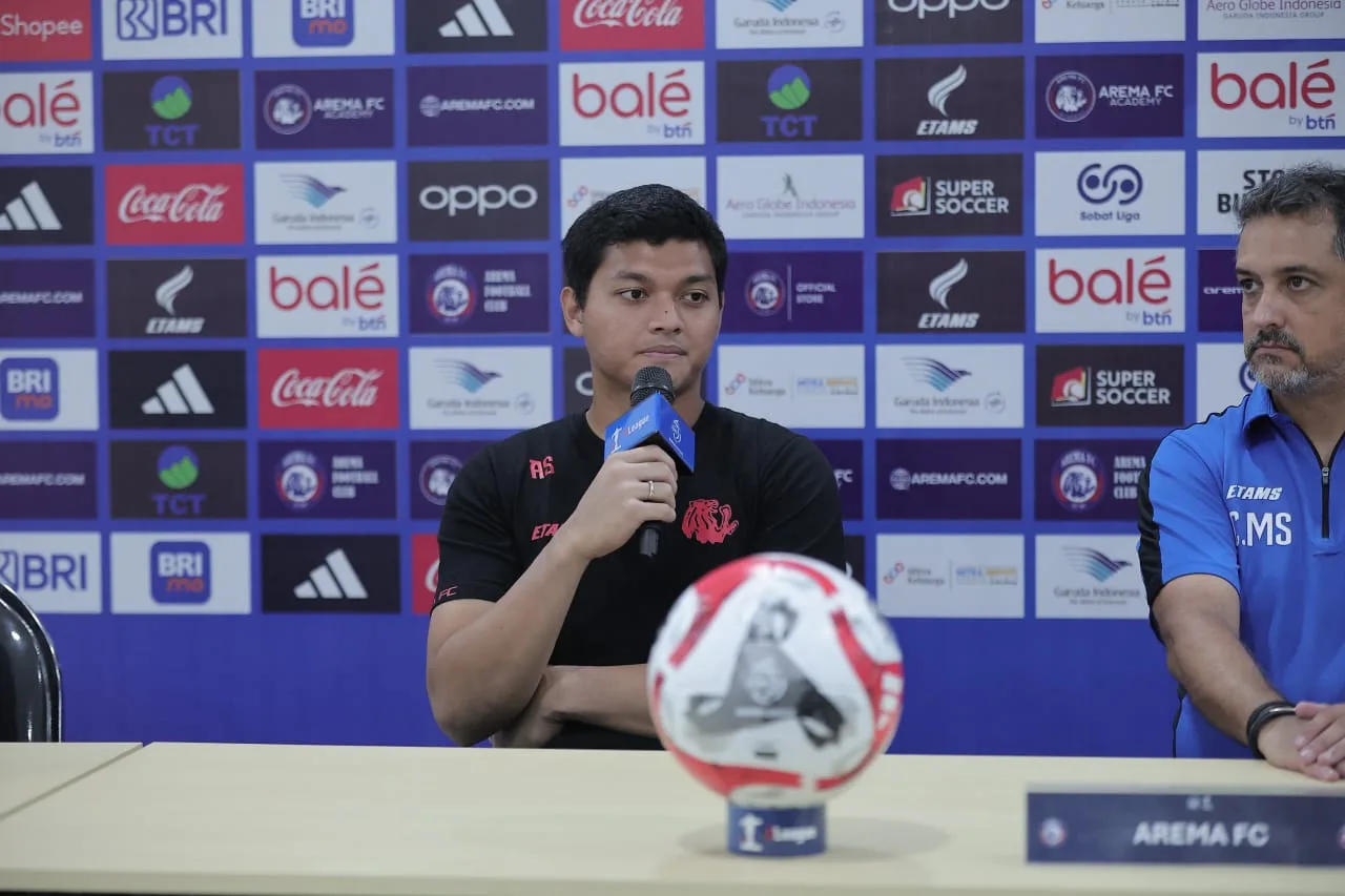 Kiper Arema FC, Adi Satryo (baju hitam) berambisi mengukir clean sheet pertama musim ini saat menghadapi Bhayangkara Presisi FC./Foto: Tugujatim.id/Dani Kristian Wardhana.