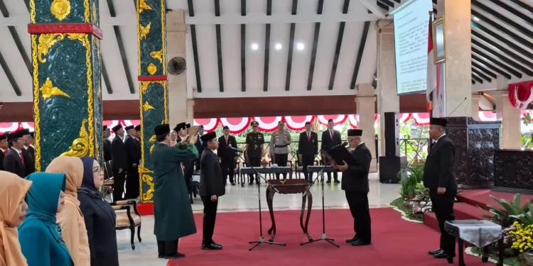 Prosesi pelantikan Tomie Herawanto sebagai Pj Sekda Kabupaten Malang. Foto: Aisyah Nawangsari Putri