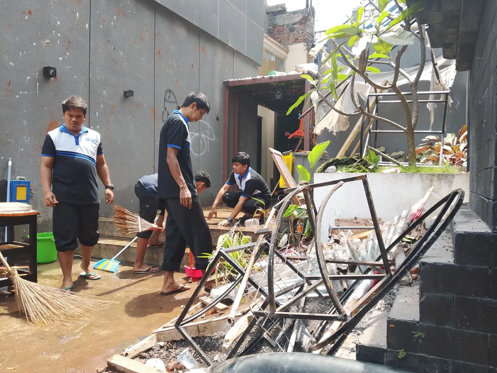 Kondisi kerusakan fasilitas di Mako Polresta Malang Kota. (Foto/M Sholeh)