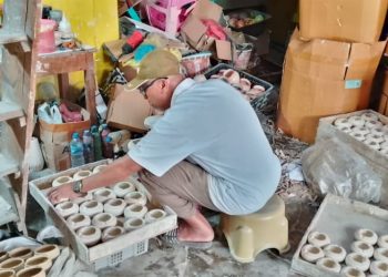 Yono sedang bekerja saat ditemui di kediamannya. Foto/Imas Salisah Goniyah