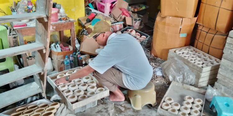 Yono sedang bekerja saat ditemui di kediamannya. Foto/Imas Salisah Goniyah