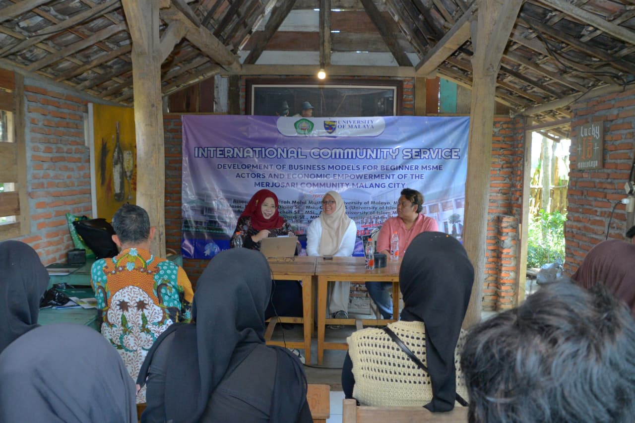 Kegiatan International Community Service antara FEB Unisma dengan Universiti Malaya Malaysia. Foto/dok