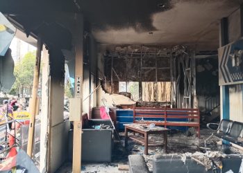 Kondisi Pos Polisi Alun Alun Merdeka, Kota Malang pasca ricuh aksi solidaritas untuk Affan. (Foto/M Sholeh)