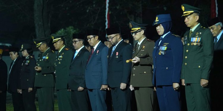 Prosesi sakral apel dan renungan suci jajaran Forkopimda Kota Batu di TMP Suropati. Foto: Diskominfo Kota Batu