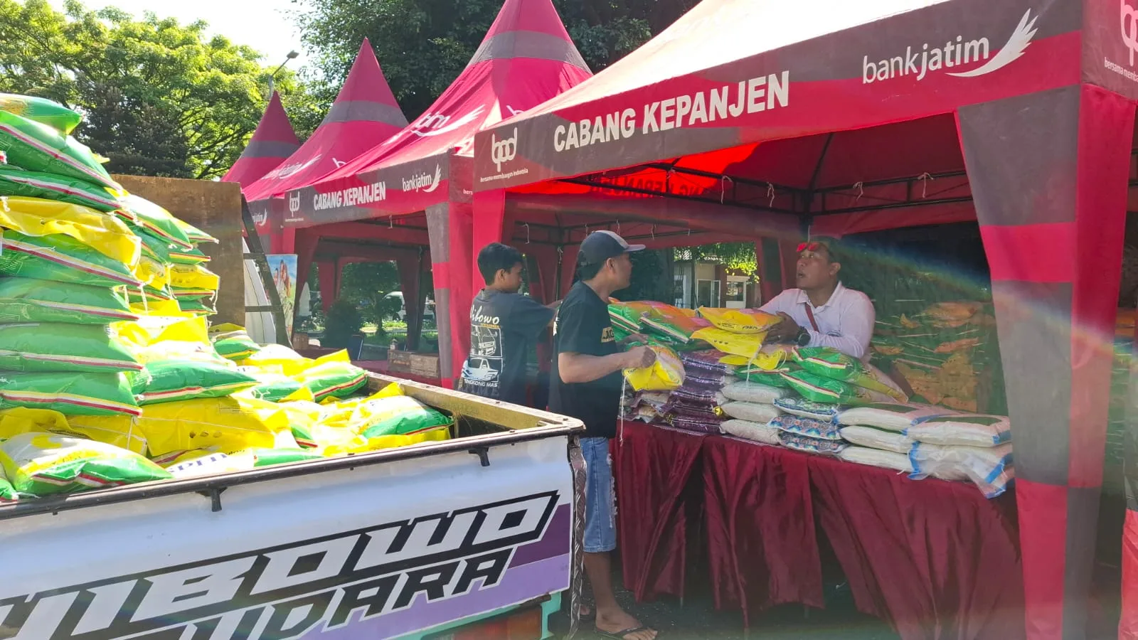 Sebanyak 264 ton beras disalurkan di 33 kecamagan di Kabupaten Malang. Foto: Aisyah Nawangsari Putri