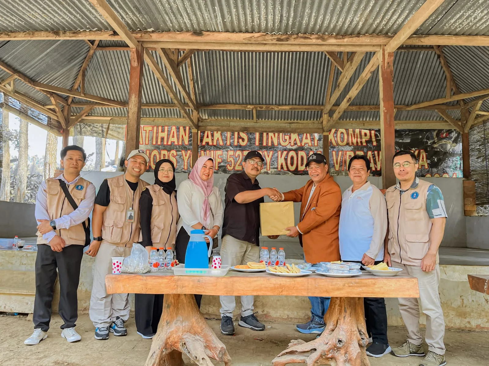 Rektor Unikama, Dr. Sudi Dul Aji, M.Si (nomor tiga dari kanan) menyerahkan cinderamata kepada pihak desa dalam kegiatan Monev program KKN Unikama 2025. /Foto: Dok. Unikama.