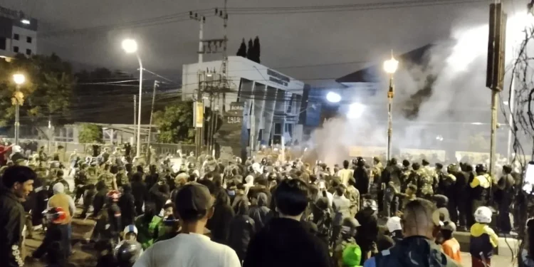 Situasi saat bentrokan dalam aksi solidaritas untuk tukang ojol Affan Kurniawan di Polresta Malang Kota pecah. (Foto/M Sholeh)