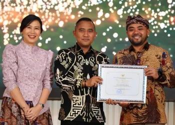 Wakil Wali Kota Batu Heli Suyanto saat menerima penghargaan KLA tingkat Nindya 2025. Foto: Prokopim KWB