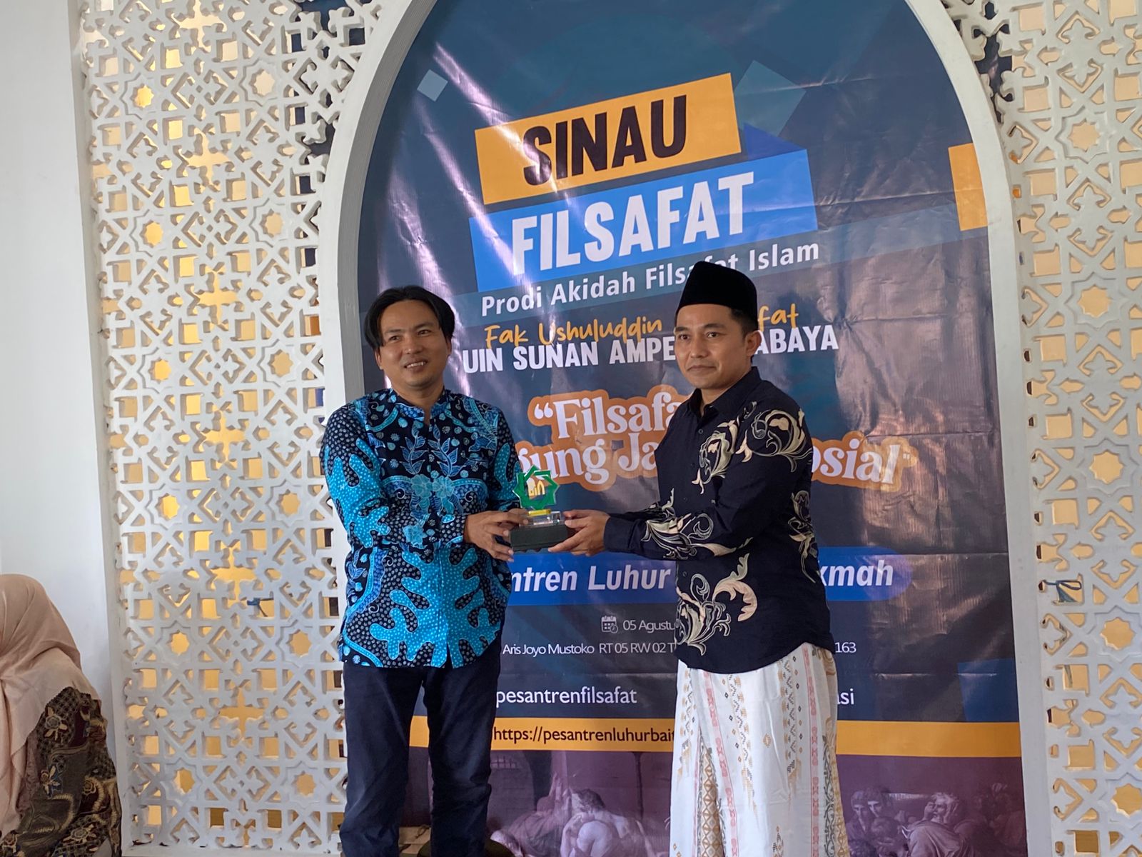 Ach Dhofir Zuhry (kanan), pengasuh Pesantren Luhur Baitul Hikmah bersama Dr Fikri Mahzumi MFil, Ketua Prodi Aqidah dan Filsafat Islam UIN Sunan Ampel Surabaya. Foto/dok