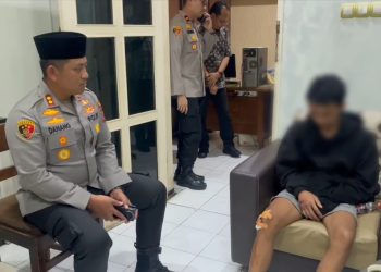 Kapolres Malang, AKBP Danang Setiyo Pambudi berdialog dengan AA, pemuda yang mencopot bendera Arema di Singosari. Foto: Polres Malang