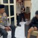 Kapolres Malang, AKBP Danang Setiyo Pambudi berdialog dengan AA, pemuda yang mencopot bendera Arema di Singosari. Foto: Polres Malang