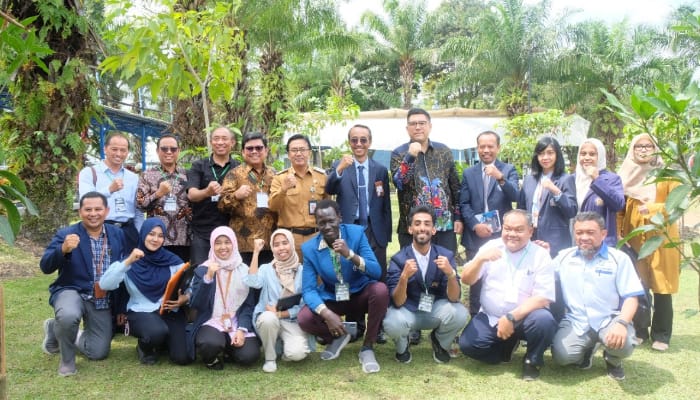 Pose bersama usai aksi tanam seribu pohon di lingkungan Polinema dalam rangka mewujudkan Kampus Hijau./Foto: Dok. Polinema.