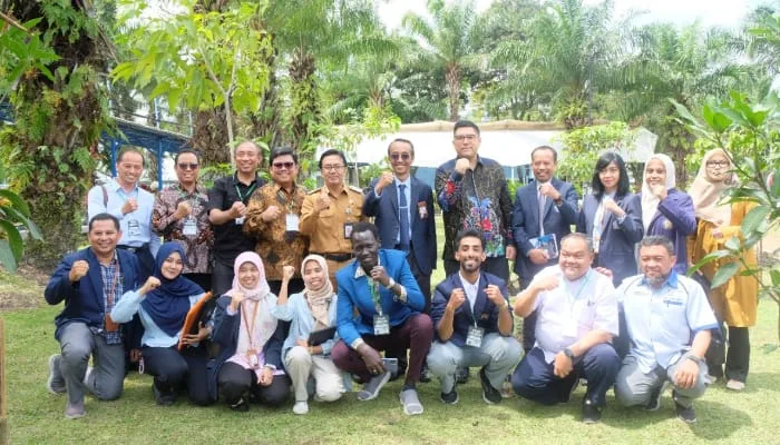 Pose bersama usai aksi tanam seribu pohon di lingkungan Polinema dalam rangka mewujudkan Kampus Hijau./Foto: Dok. Polinema.