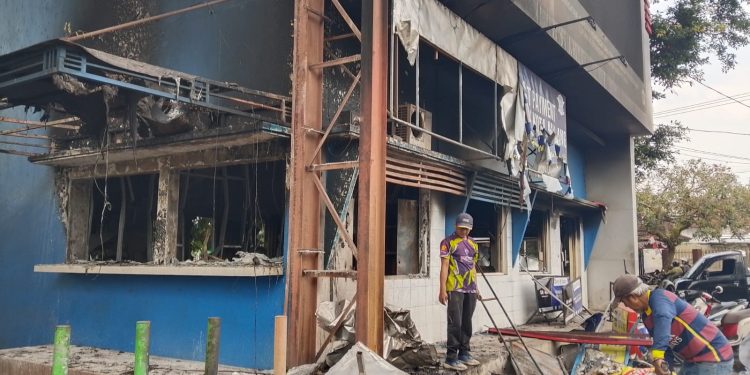 Kondisi kerusakan di Pos Polisi Alun Alun Merdeka Kota Malang. (Foto/M Sholeh)