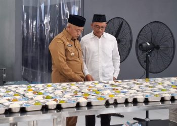 Bupati Malang, Sanusi (kiri) bersama Ketua Yayasan Hasyim Asyari, Makhrus Sholeh meninjau proses produksi MBG di dapur SPPG. Foto: Aisyah Nawangsari Putri