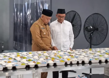 Bupati Malang, Sanusi (kiri) bersama Ketua Yayasan Hasyim Asyari, Makhrus Sholeh meninjau proses produksi MBG di dapur SPPG. Foto: Aisyah Nawangsari Putri