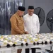 Bupati Malang, Sanusi (kiri) bersama Ketua Yayasan Hasyim Asyari, Makhrus Sholeh meninjau proses produksi MBG di dapur SPPG. Foto: Aisyah Nawangsari Putri