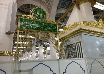 Tulisan di depan Makam Nabi Muhammad SAW yang artinya kira-kira syafa’at nabi untuk pendosa besar. Foto: Irham thoriq